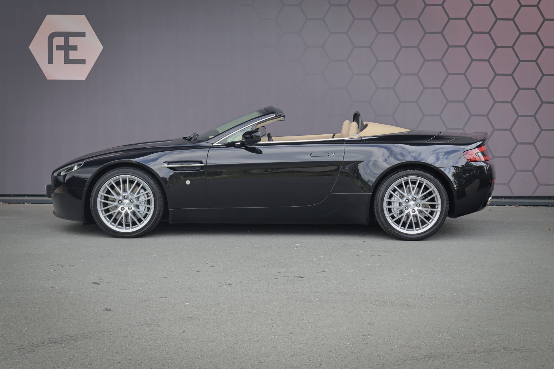 Aston Martin-V8 Vantage